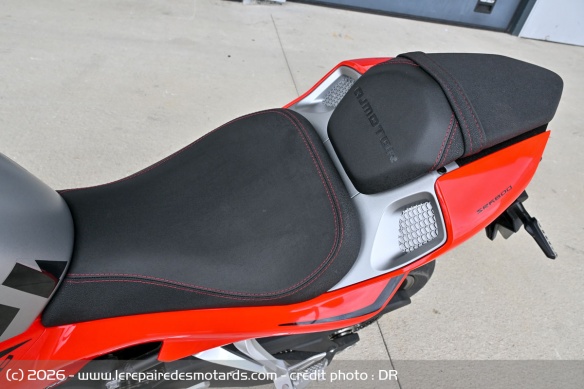 La selle biplace de la QJMOTOR SRK 800