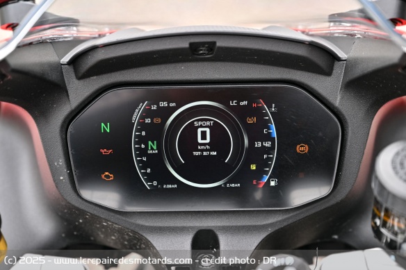 Le compteur TFT couleur de la QJMOTOR SRK 921 RR