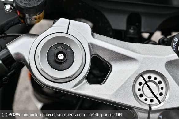 Le r&eacute;glage de la fourche Marzocchi de la QJMOTOR SRK 921 RR