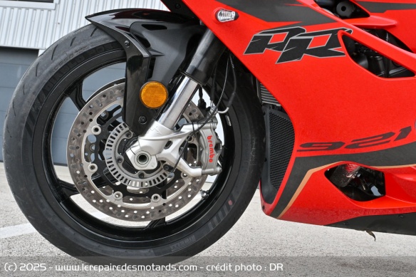 Les freins avant Brembo de la QJMOTOR SRK 921 RR