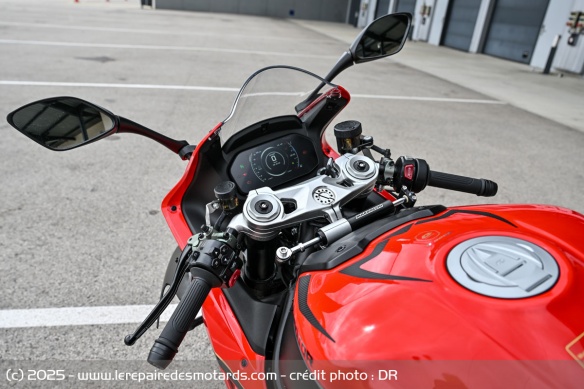 L'ergonomie de la QJMOTOR SRK 921 RR