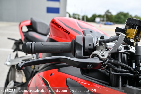 Le levier de frein de la QJMOTOR SRK 921 RR