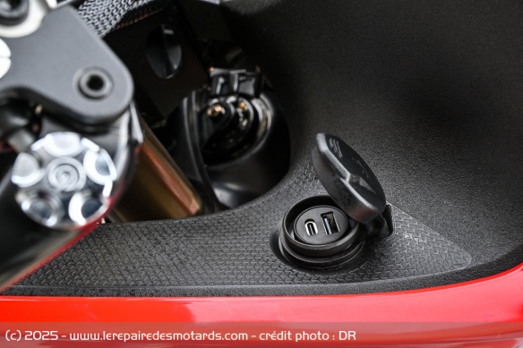 Les ports USB A et C de la QJMOTOR SRK 921 RR