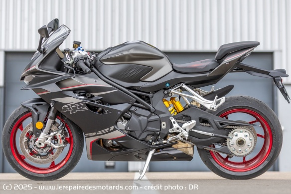 La QJMOTOR SRK 921 RR