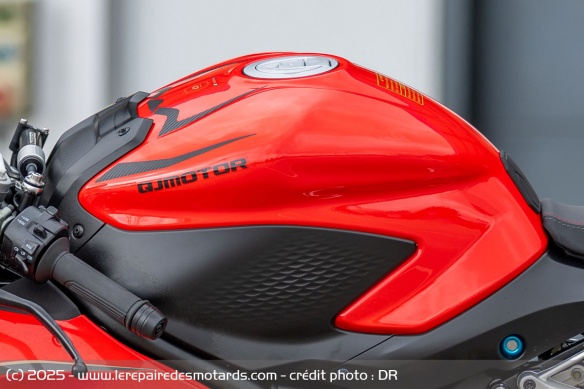 Le r&eacute;servoir de la QJMOTOR SRK 921 RR
