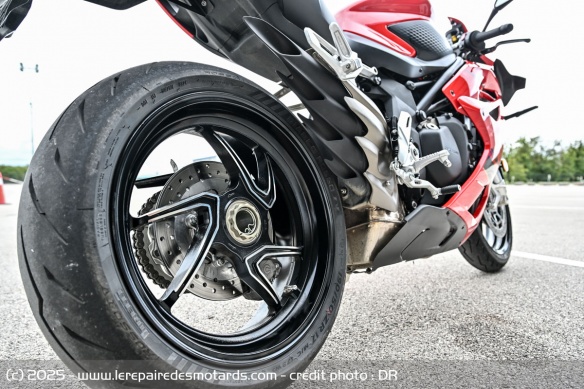 La roue arri&egrave;re de la QJMOTOR SRK 921 RR