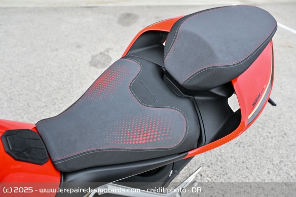 La selle de la QJMOTOR SRK 921 RR