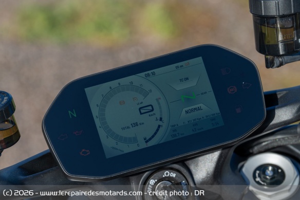 Le compteur TFT de la QJMOTOR SRK 921
