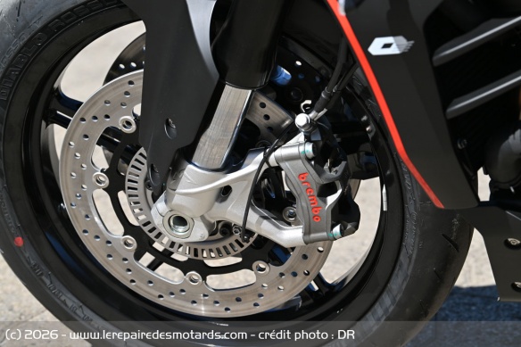 Les étriers de freins radiaux Brembo de la QJMOTOR SRK 921