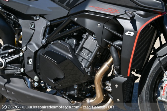 Le moteur 4 cylindres de la QJMOTOR SRK 921