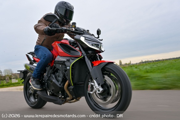 La SRK 921 exige, impose et revient aux origines brutes des motos sportives