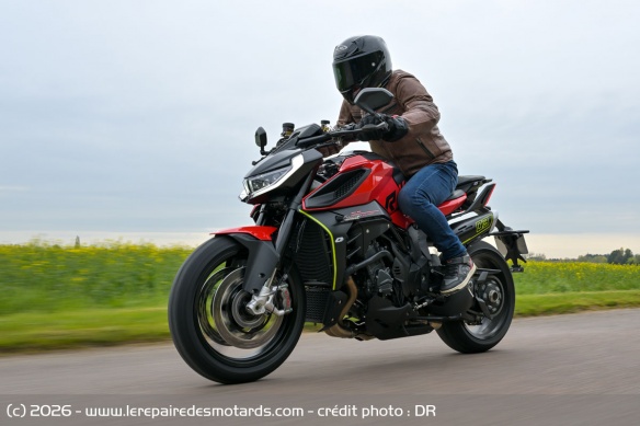 Comme tout roadster qui respecte, la SRK 921 n'offre que peu de protection à haute vitesse