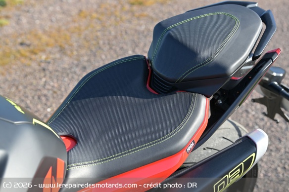 La selle biplace de la QJMOTOR SRK 921