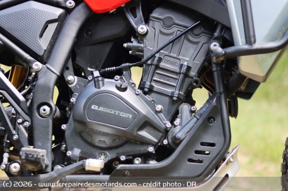 Le moteur bicylindre en ligne de la QJMotor SRT 450 RX