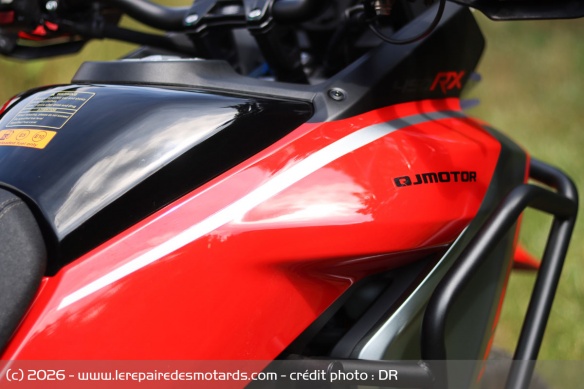Le réservoir de la QJMotor SRT 450 RX