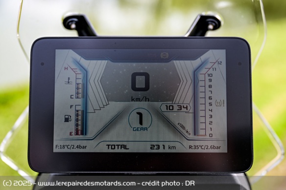 Le compteur TFT couleur de la QJMOTOR SRT 600 SX Touring
