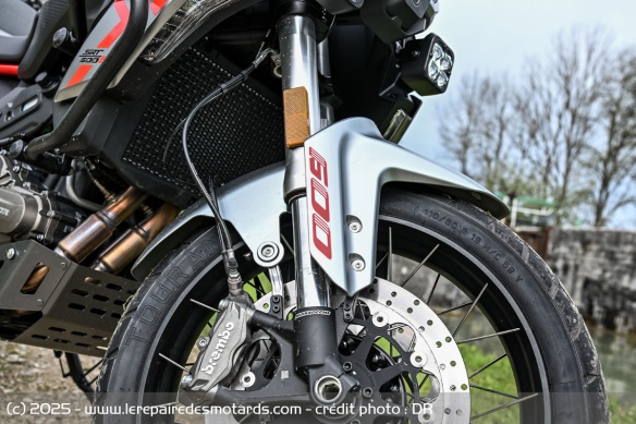 La fourche inversée Marzocchi de la QJMOTOR SRT 600 SX Touring