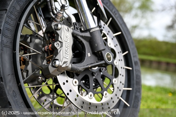 Le frein avant de la QJMOTOR SRT 600 SX Touring