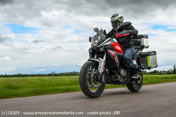 A vitesse légale, les vibrations sont bien filtrées, la moto est précise et la protection correcte