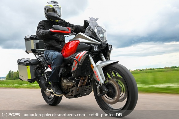 Réactive, la moto se montre plutôt efficace, y compris en pilotage engagé
