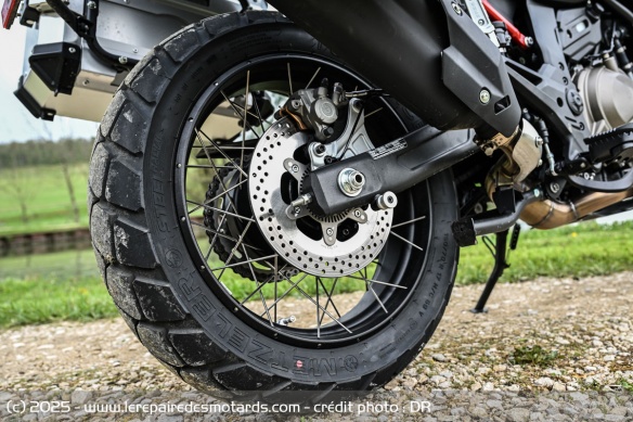 La roue arrière de la QJMOTOR SRT 600 SX Touring