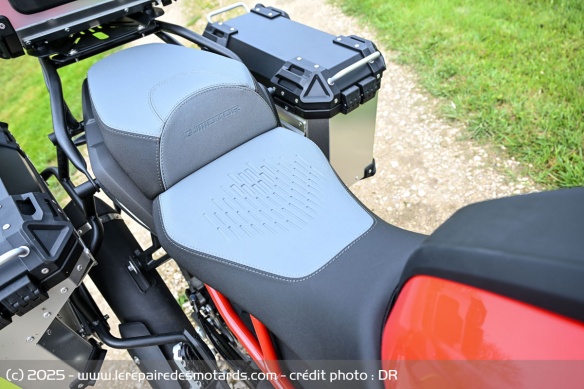 La selle biplace de la QJMOTOR SRT 600 SX Touring