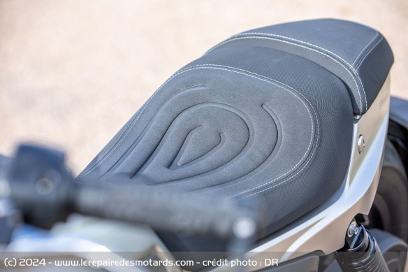 Pour le pilote ou le passager, la selle un peu raide
