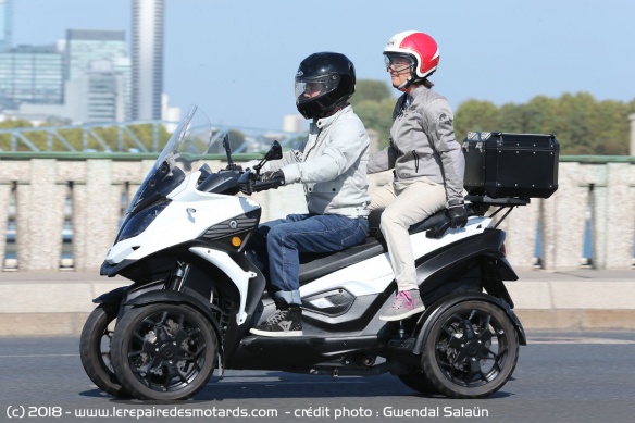 Tenue de route Quadro Qooder sur nationale