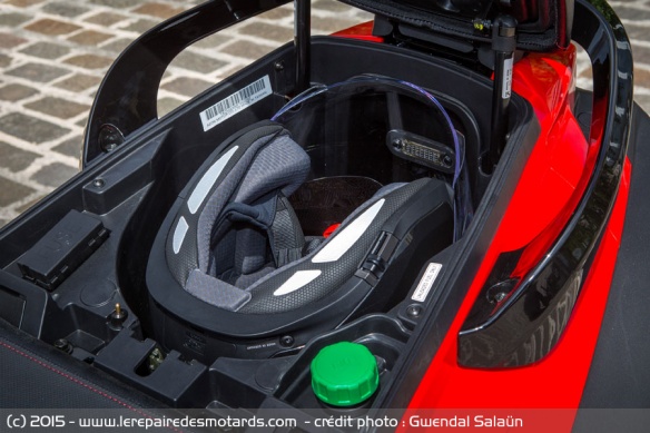 Coffre avec place pour placer un casque intégral
