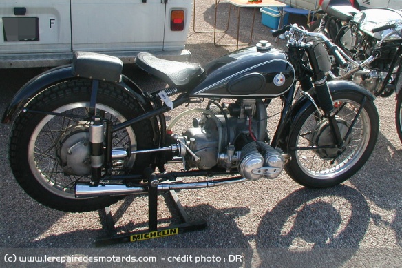La CMR de 1946 avec son badge tricolore