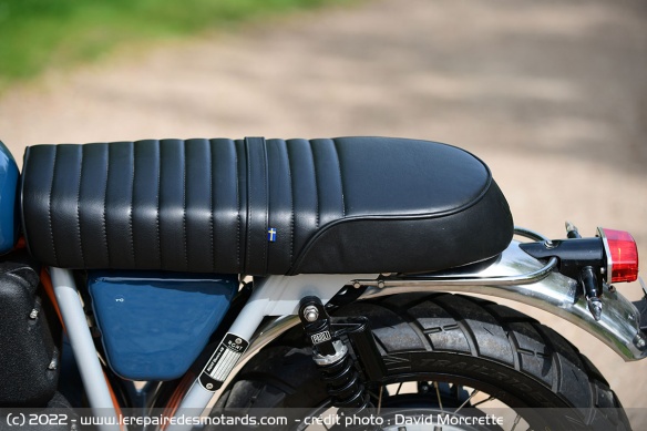 Une selle élégante, avec le petit drapeau suédois