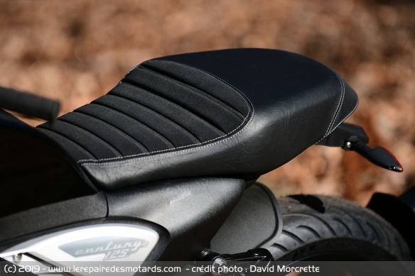 Selle molletonnée simili cuir
