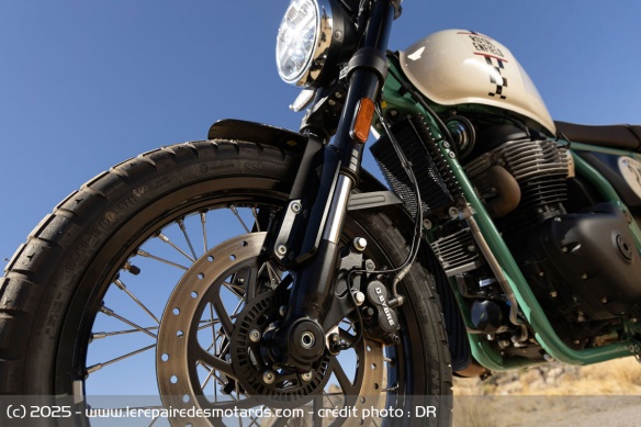 Le système de freinage est parfaitement adapté à la puissance et au poids du scrambler indien