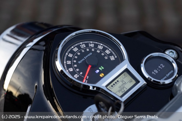 Le poste de pilotage aussi mise un style vintage avec un compteur principal analogique