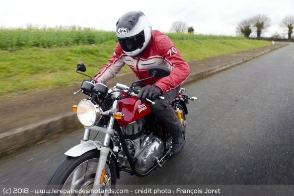 La posture 'Café Racer' n'est ici pas un problème en ville