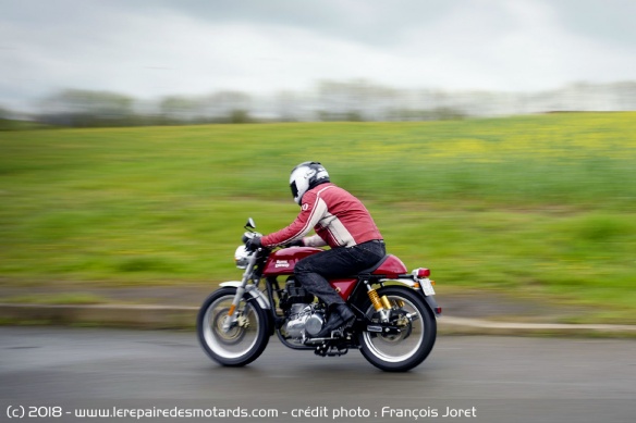 La moto se fait légère et sans filtre à la conduite