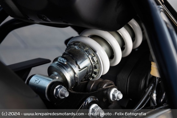 L'amortisseur arrière de la Royal Enfield Guerrilla 450