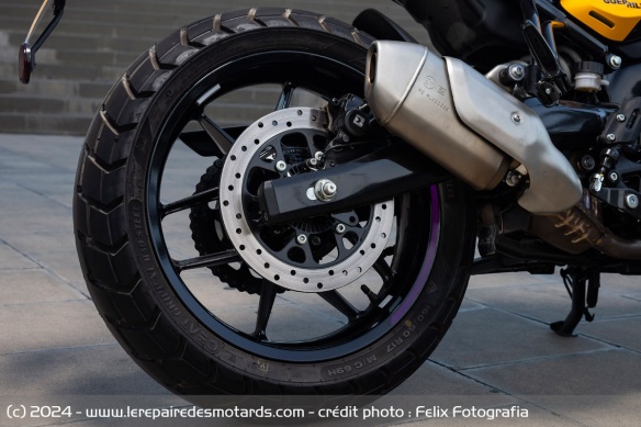 La roue arrière de la Royal Enfield Guerrilla 450