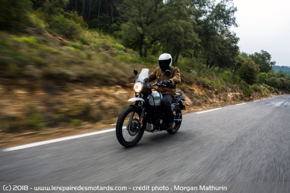 La Royal Enfield Himalayan en ligne droite