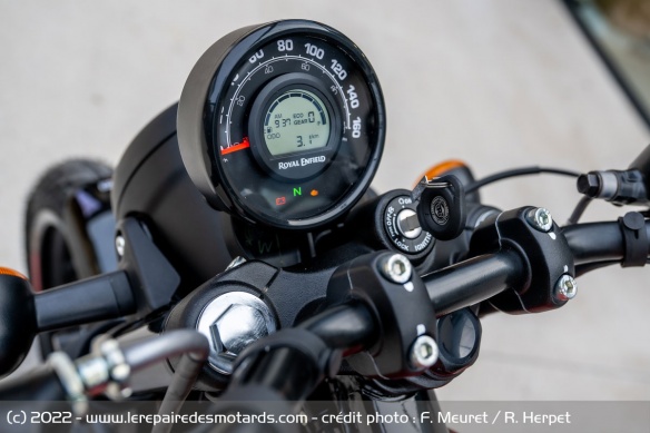 Classique à l'image de la moto, le compteur s'accompagne d'un discret port USB