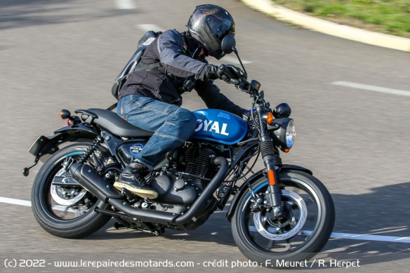La moto invite à adopter un rythme coulé