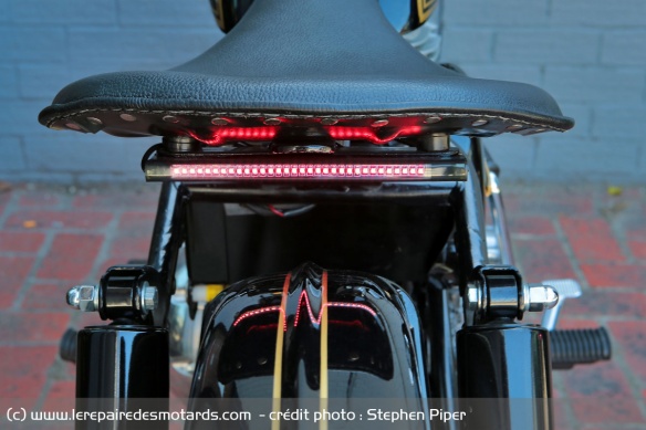 La selle suspendue surmonte un minuscule phare à LED