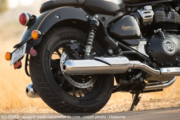 Les roues sont chaussées de pneus CEAT Zoom Cruzz