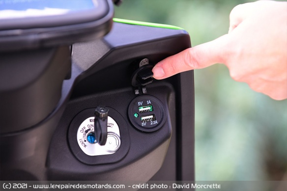 Double prise USB au tablier, support smartphone fourni