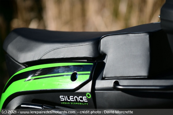 Selle possible mais livré avec une selle deux places d'un seul tenant