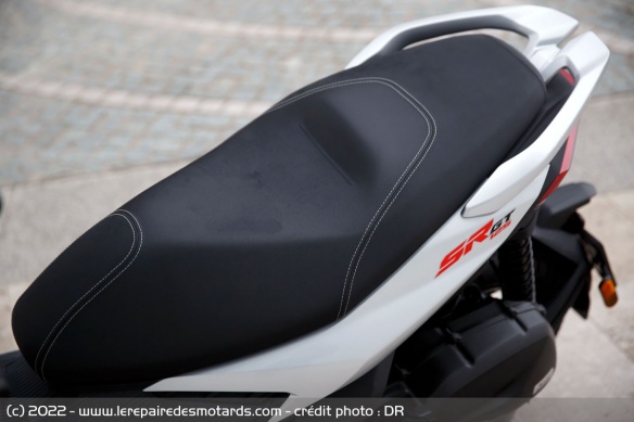 La hauteur de selle est de 799mm