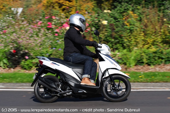 Suzuki Address sur route