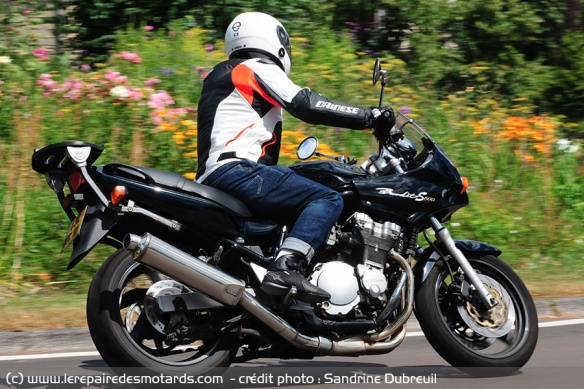 Suzuki Bandit 600 S sur départementale