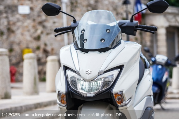 Le phare avant du Suzuki Burgman Street 125EX