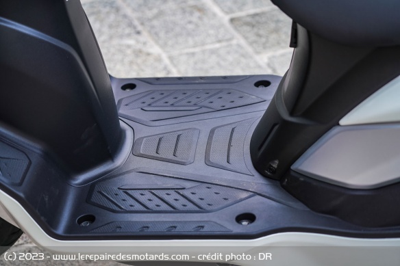 Le plancher plat du Suzuki Burgman Street 125EX